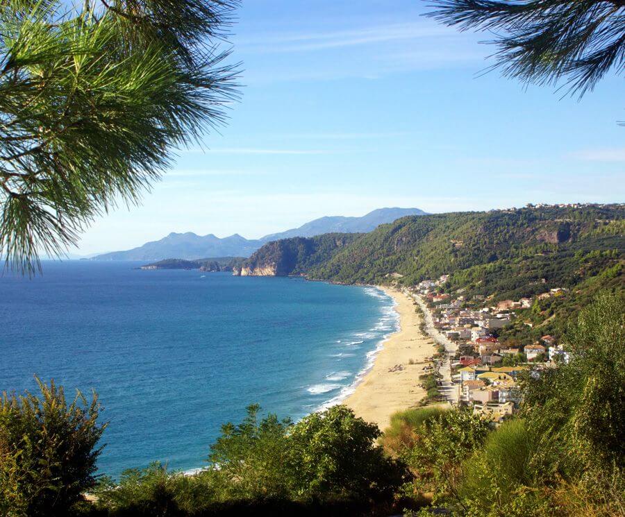 Blick auf den langen Sandstrand von Vrachos Beach