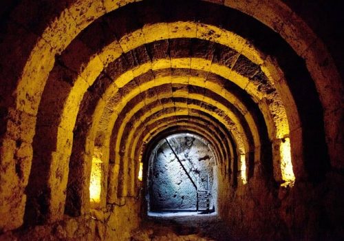 Unterirdische Kammer des Nekromanteion Totenorakels